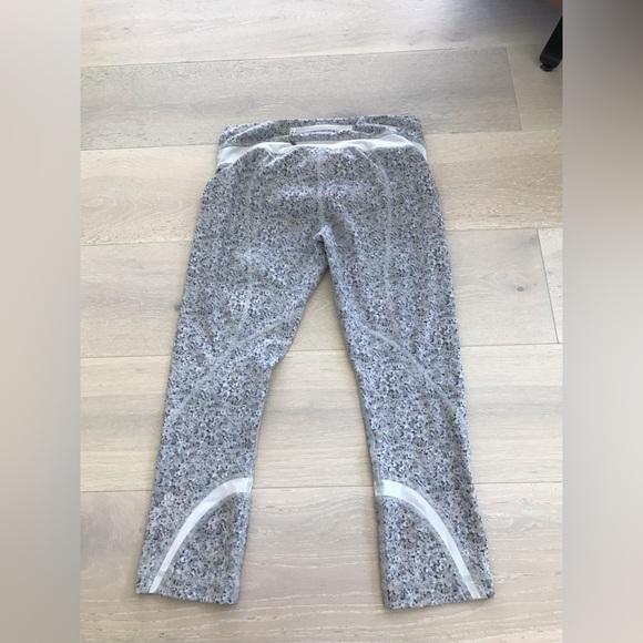 Lululemon run inspire crop 11 sz 6 - Picture 9 of 9